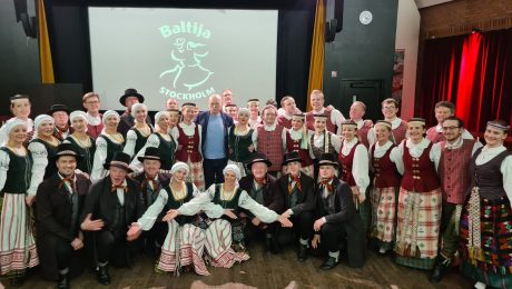 Baltijos-ir-Velungos-sokejai-po-koncerto-Stokholme